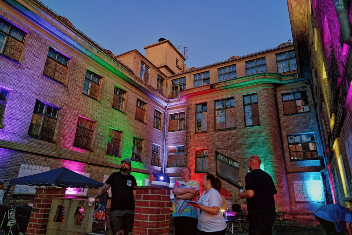 Rückblick Stammtisch August – Lost Place mit David Cosz im Hof des ECW-Verwaltungsgebäude